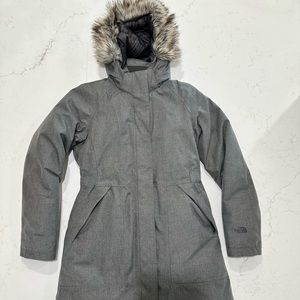 Women’s like new Northface jacket with removable fur lined hood.